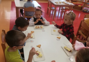 przedszkolaki jedzą tort